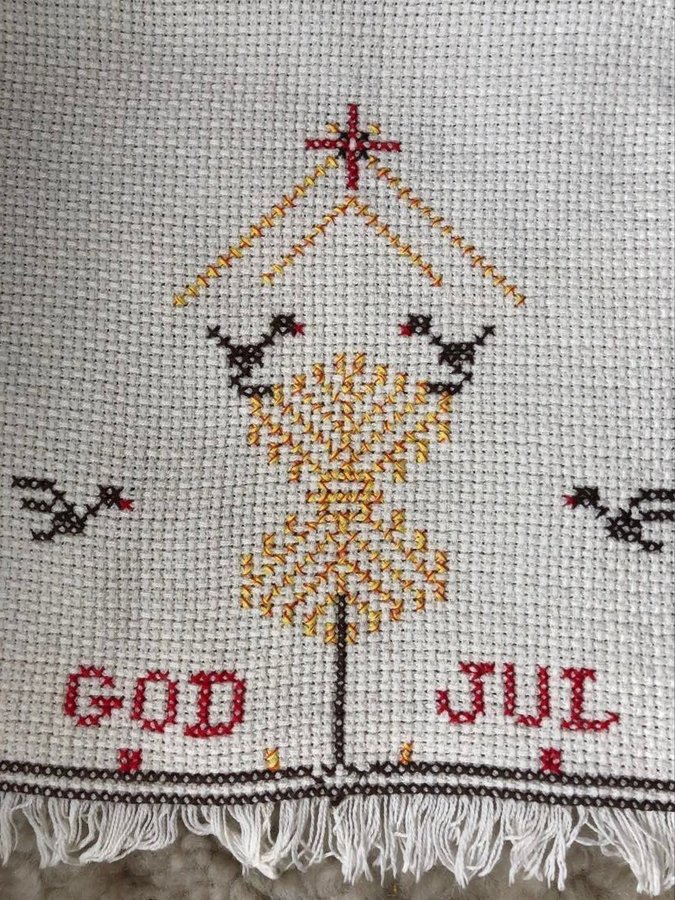 Liten vintage julduk/löpare med broderar motiv av kärve och fåglar.