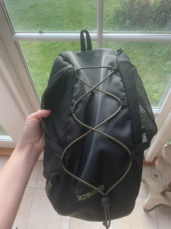 Outpack Sort Skuldertaske