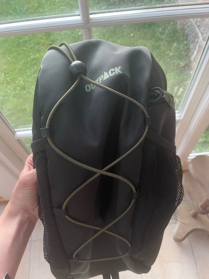 Outpack Sort Skuldertaske