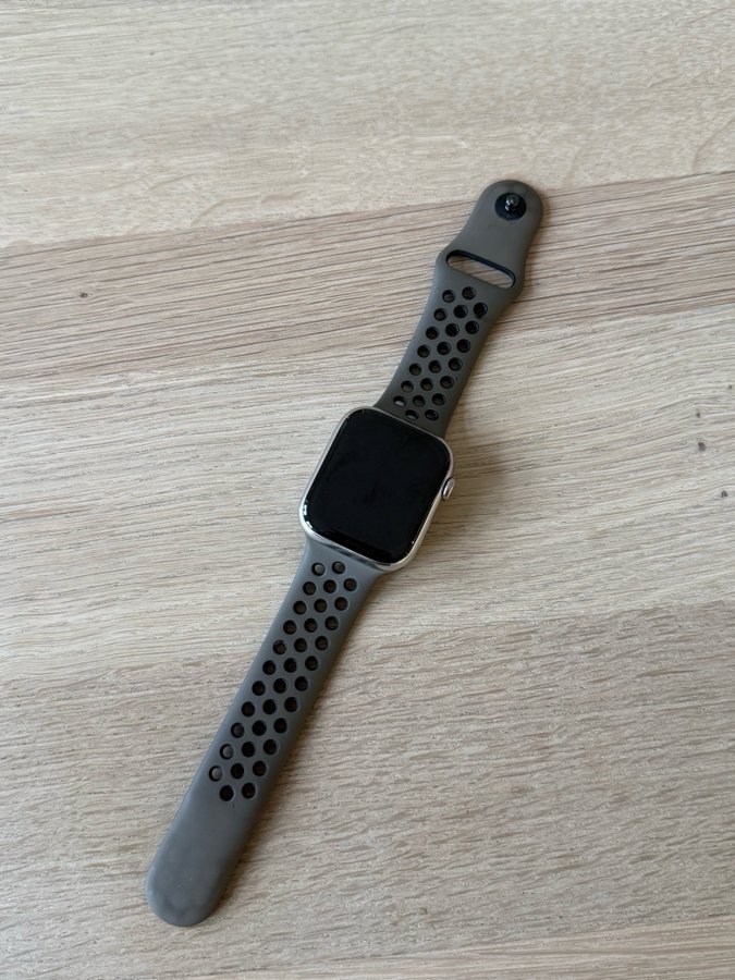 Apple Watch Series 8 i rostfritt stål, 45mm GPS, Cellular + sportarmband