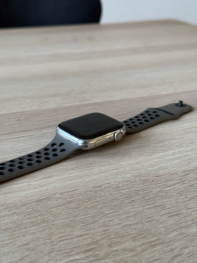 Apple Watch Series 8 i rostfritt stål, 45mm GPS, Cellular + sportarmband