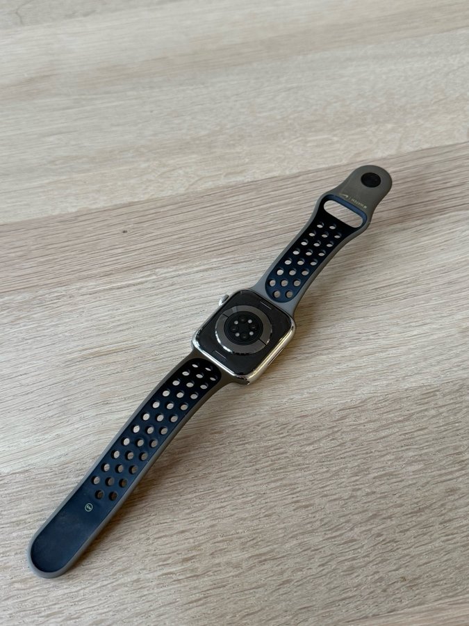 Apple Watch Series 8 i rostfritt stål, 45mm GPS, Cellular + sportarmband