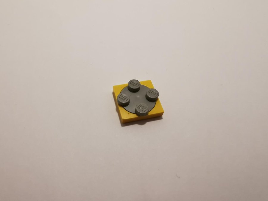 Lego - snurrplatta - 2x2 - part 3680 / 79 - gul / ljusgrå (old light gray)