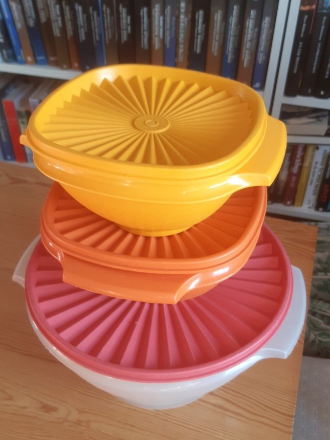 Tupperware tre burkar med stjärnlock. Tre storlekar