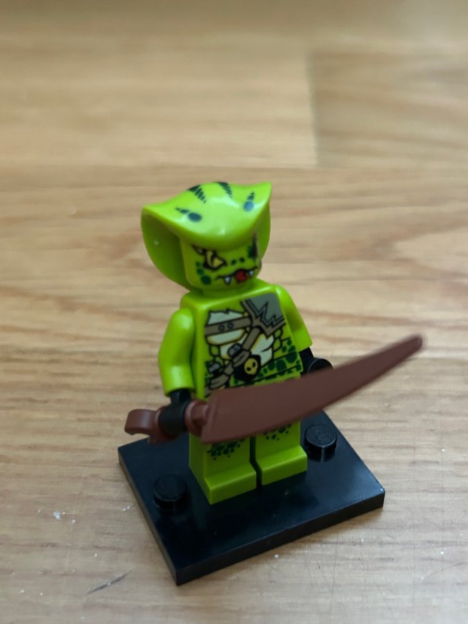 Lego Ninjago - Rise of the Snakes - Lasha Minifigure (med svärd)