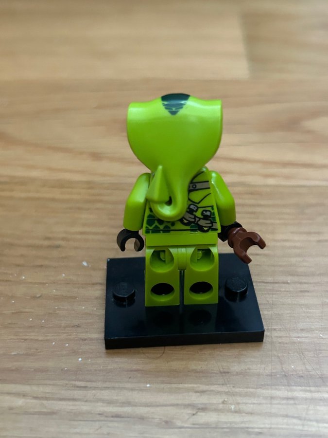 Lego Ninjago - Rise of the Snakes - Lasha Minifigure (med svärd)