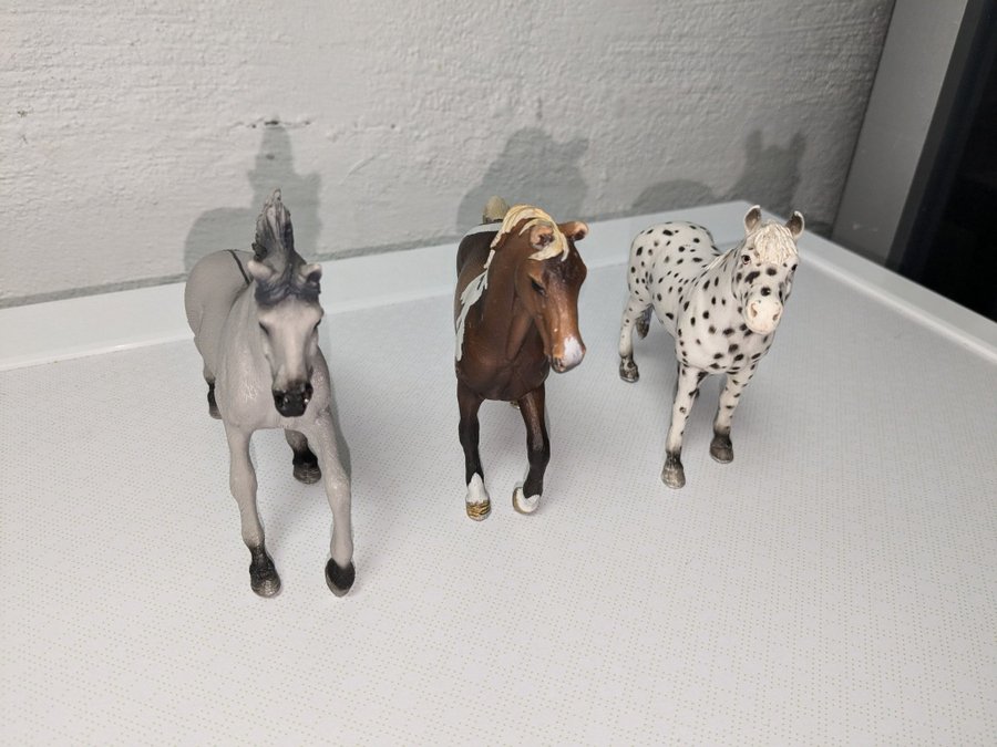 3 stycken Schleich hästar