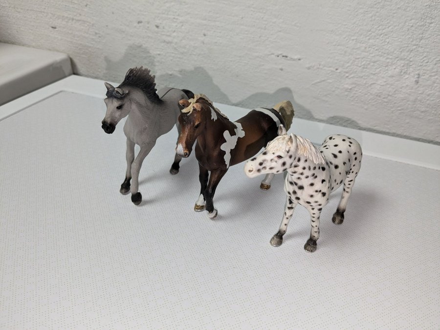 3 stycken Schleich hästar