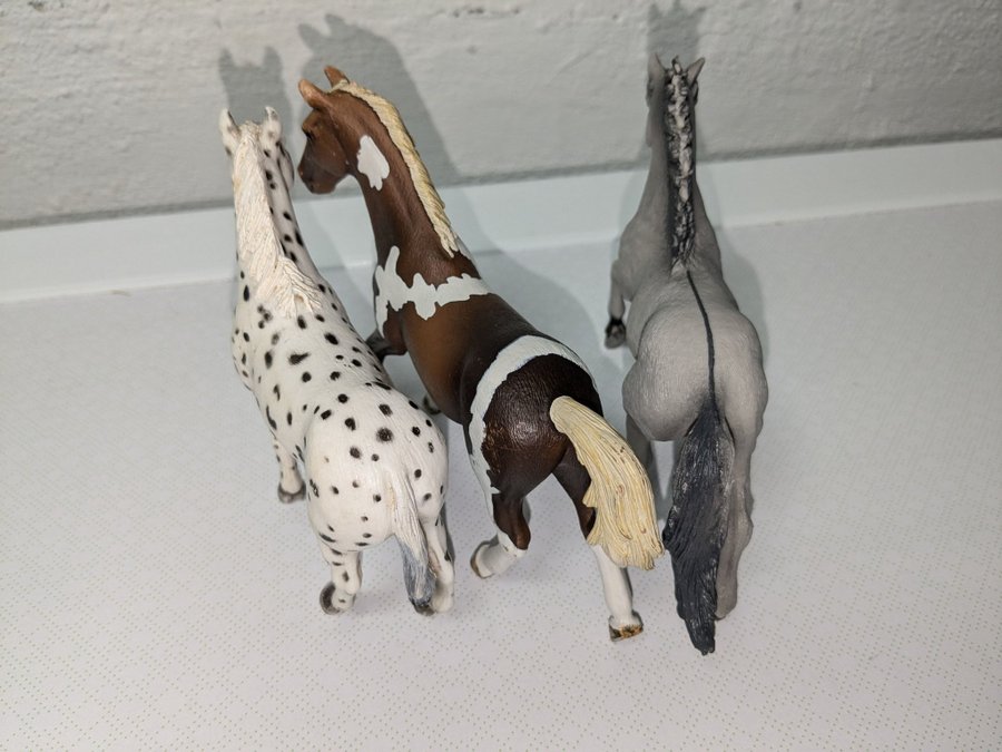 3 stycken Schleich hästar