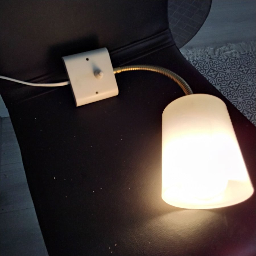 Vägglampa med vit plastskärm Retro