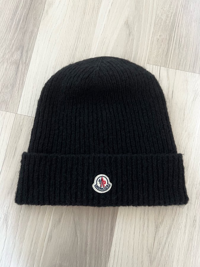 Moncler svart mössa