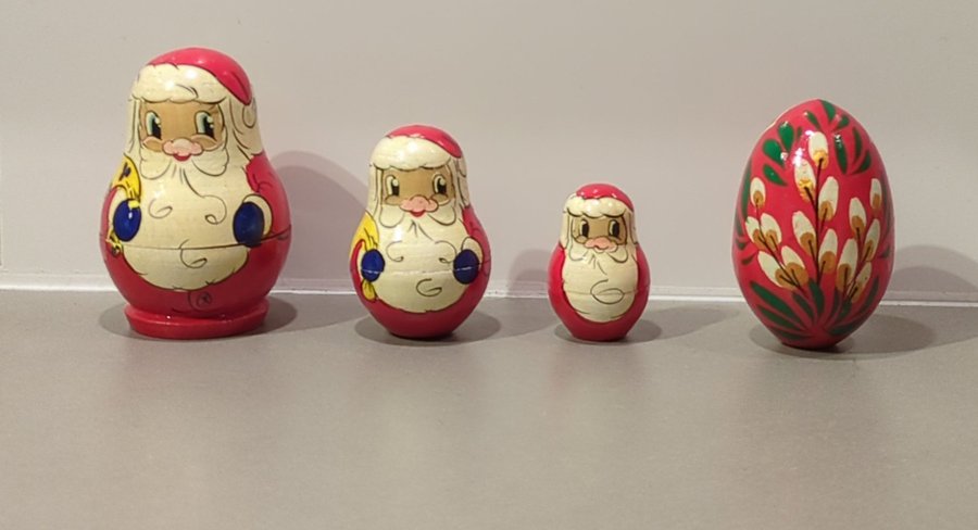 Gamla Handgjorda Nesting Doll tomtar samt ett Handmålat ägg av trä