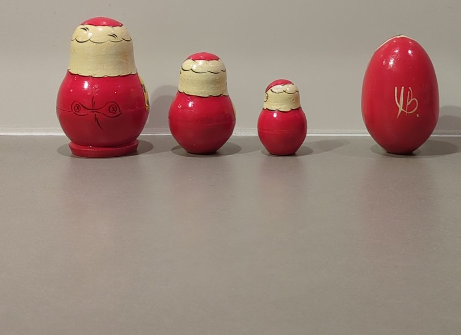 Gamla Handgjorda Nesting Doll tomtar samt ett Handmålat ägg av trä