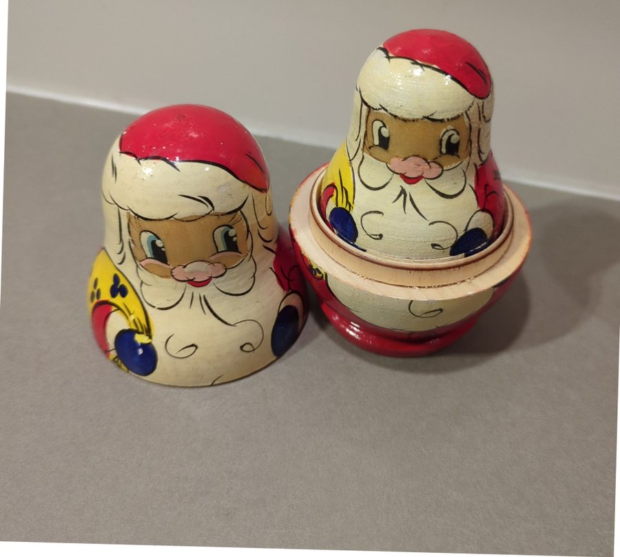 Gamla Handgjorda Nesting Doll tomtar samt ett Handmålat ägg av trä