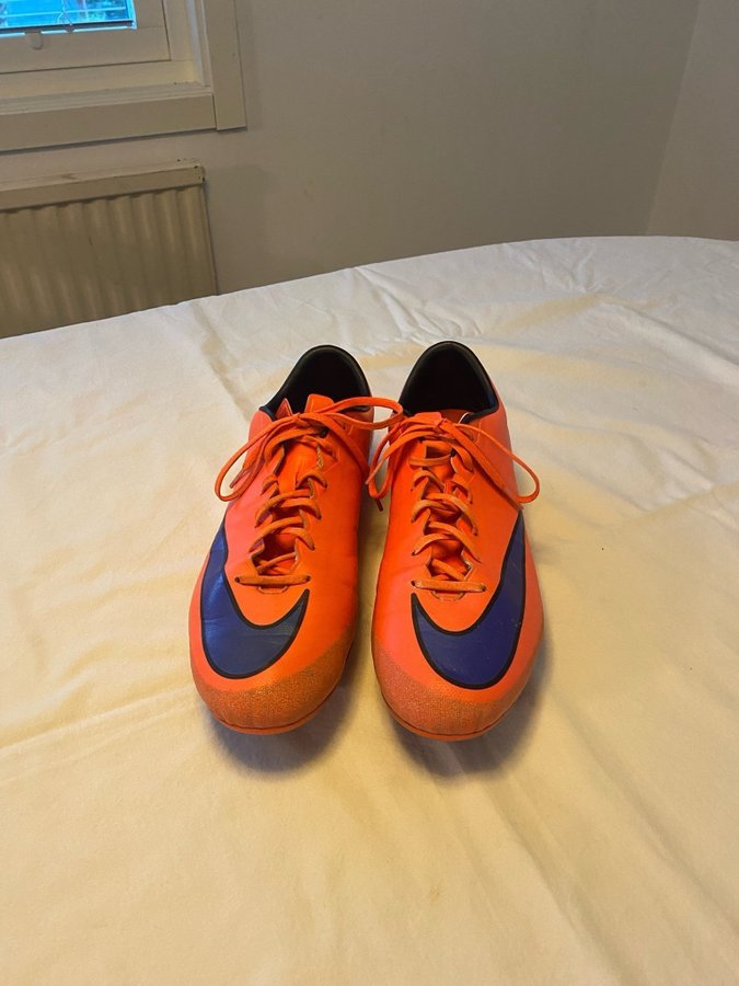 Mycket fina och lätta fotbollsskor stlk 445 NIKE MERCURIAL