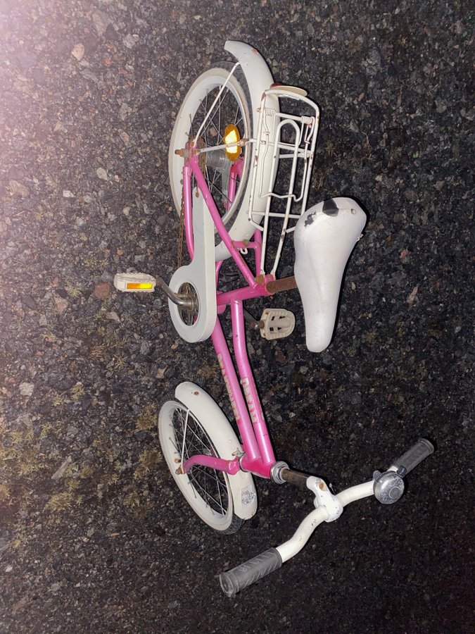 cykel flickcykel rosa original använd stått ett tag avhämtning i Norrtälje bra