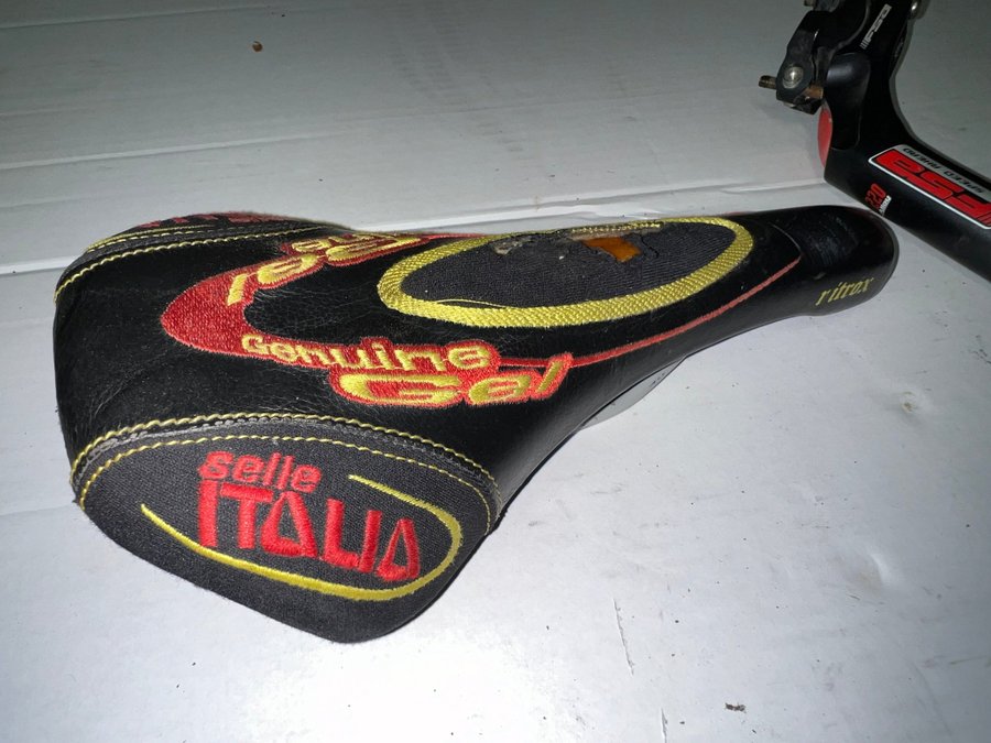 Klassisk Selle Italia sadel och FSA SL220 sadelstolpe