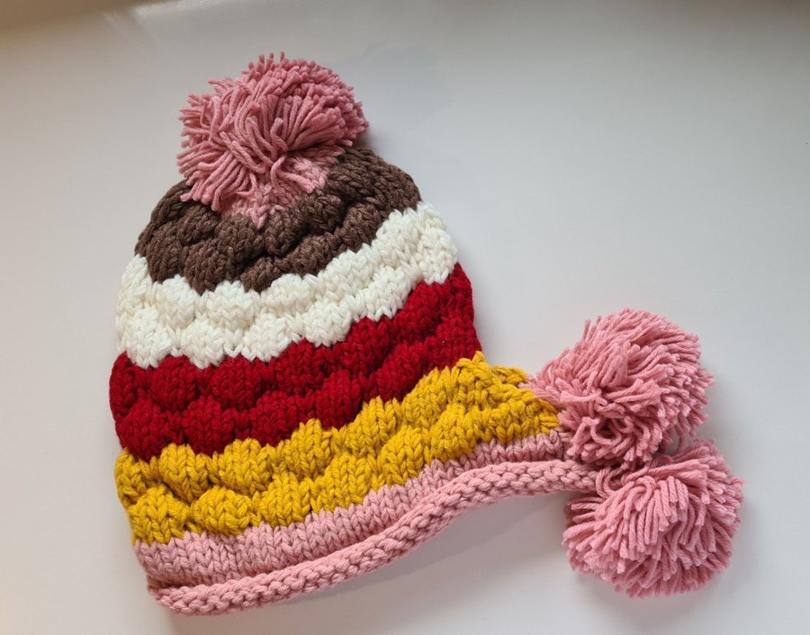 Jätteskön MÖSSA stickad knitted cap hatt keps med knytband när du åker skidor *