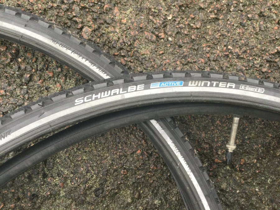 Schwalbe Winter 30-622 (28x1.35) dubbdäck från nedlagd verkstad butik Fynd !