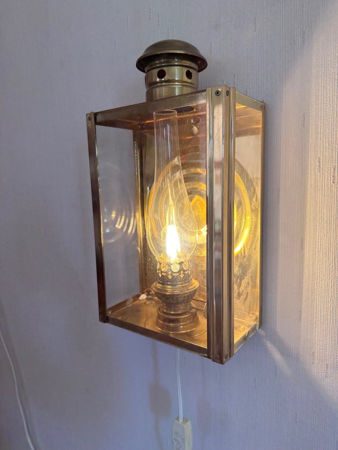 Vägglampa i mässing , dansk design BH, skeppslykta, fotogenlampa, vintage retro