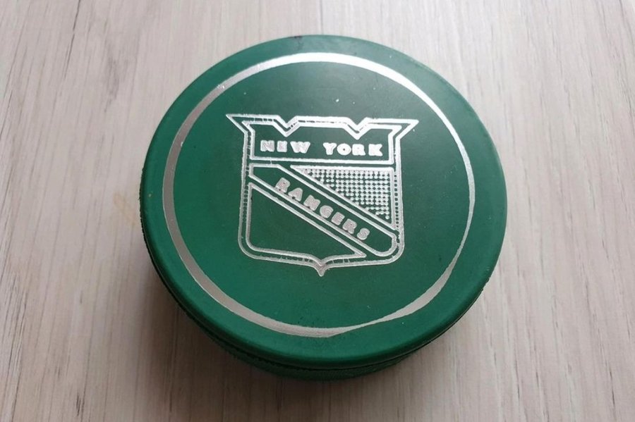 Eishockey Puck NHL New York Rangers, made in Slovakia