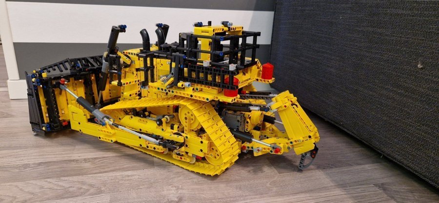 Lego technic 42131 Cat D11 Bulldozer