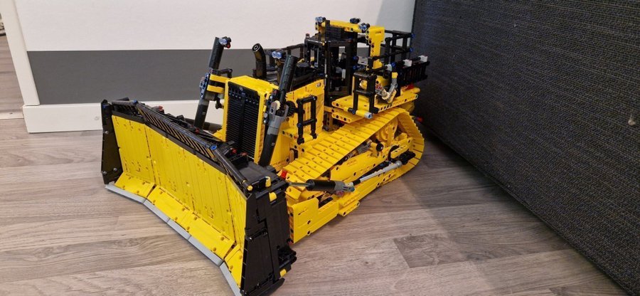 Lego technic 42131 Cat D11 Bulldozer