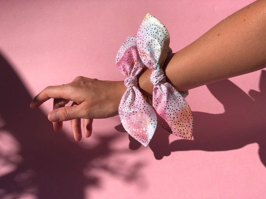 Scrunchie med rosett Rosa galax/moln med guldprickar Hårsnodd i tyg Handsydd