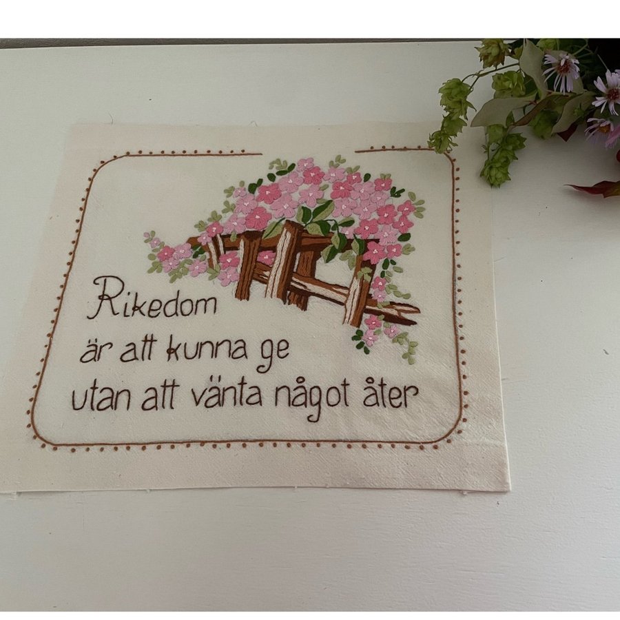 Liten fin broderad bonad m vacker text