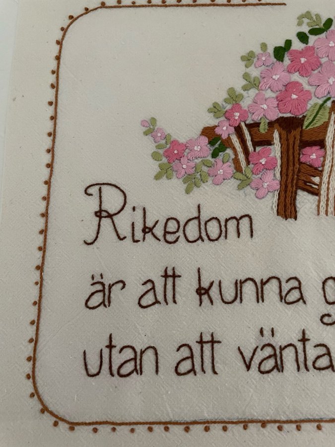 Liten fin broderad bonad m vacker text