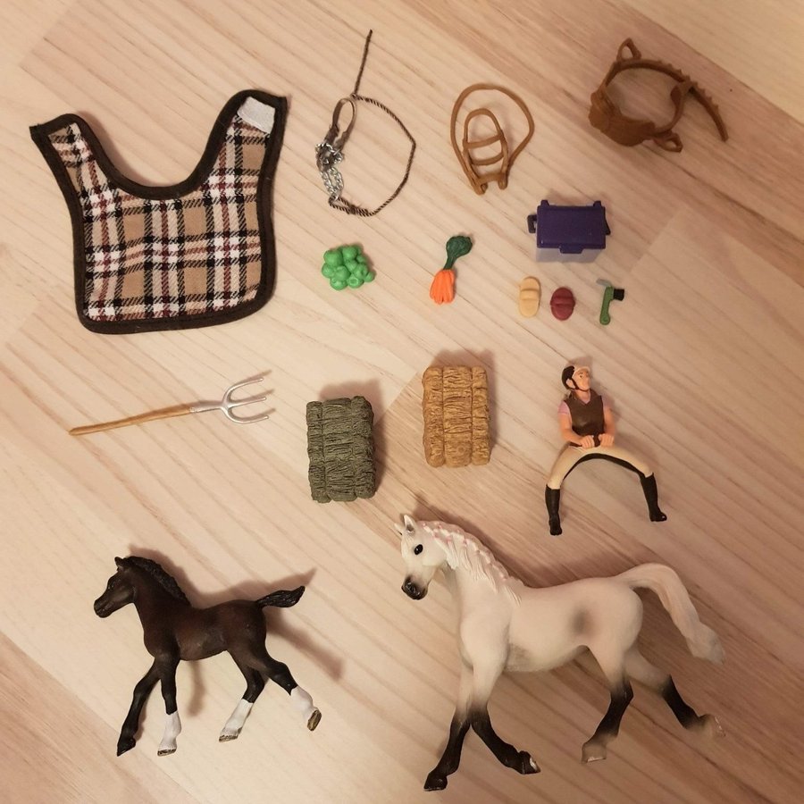 Schleich Horse Club 42344 Häststall med ryttare och hästar