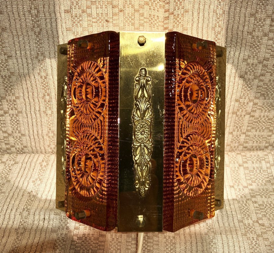 Äldre vägglampa, mässing, orange glas, retro, vintage, inredning