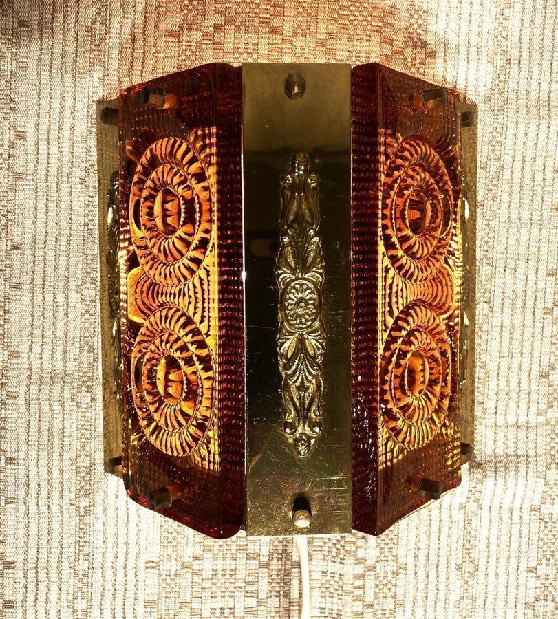 Äldre vägglampa, mässing, orange glas, retro, vintage, inredning