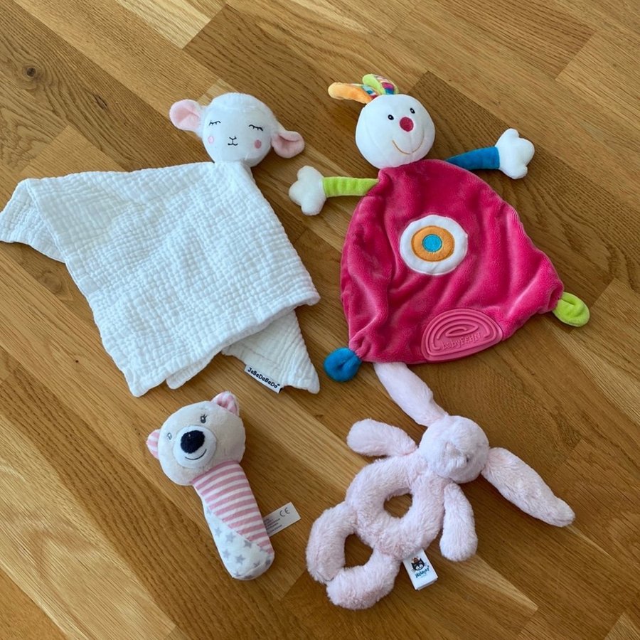 Superfint paket med skallror och snuttefiltar till bebis!