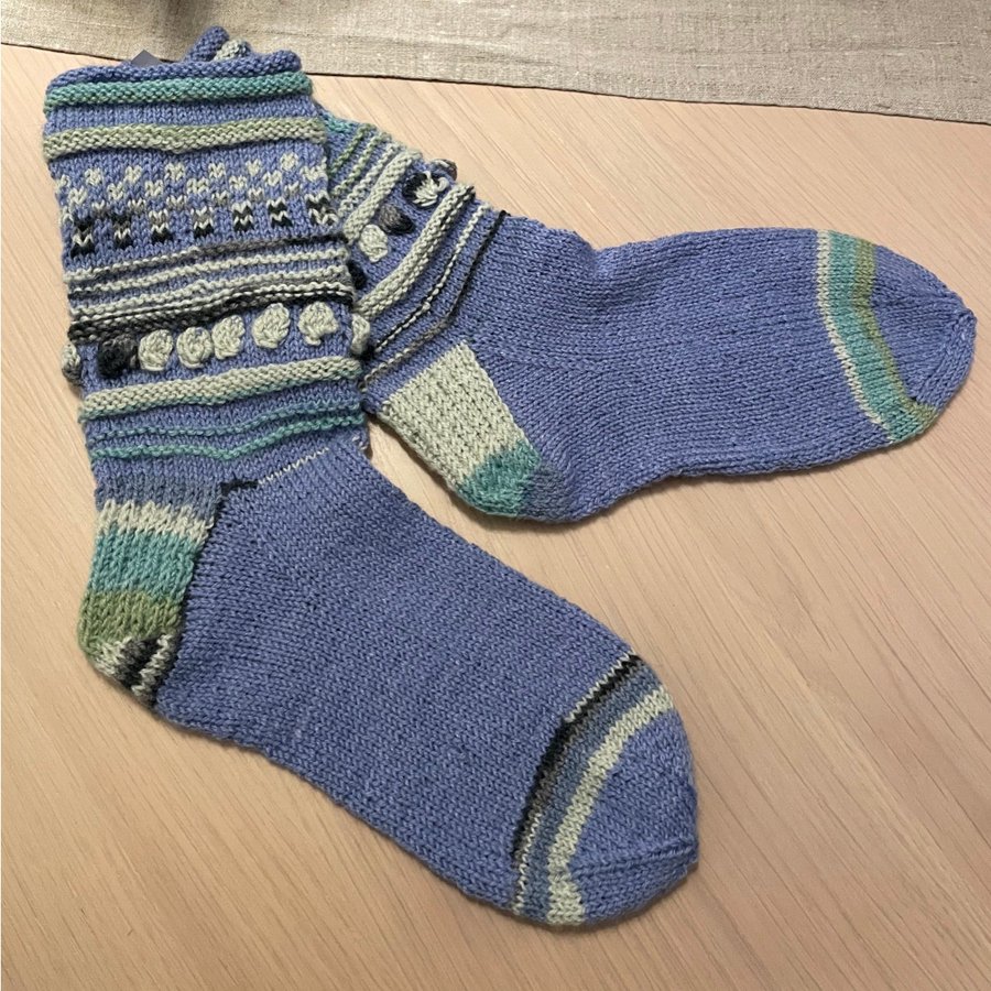 Handstickade ullsockor i vackert mönster - Nya och Oanvänd