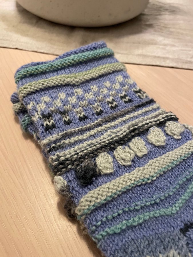 Handstickade ullsockor i vackert mönster - Nya och Oanvänd