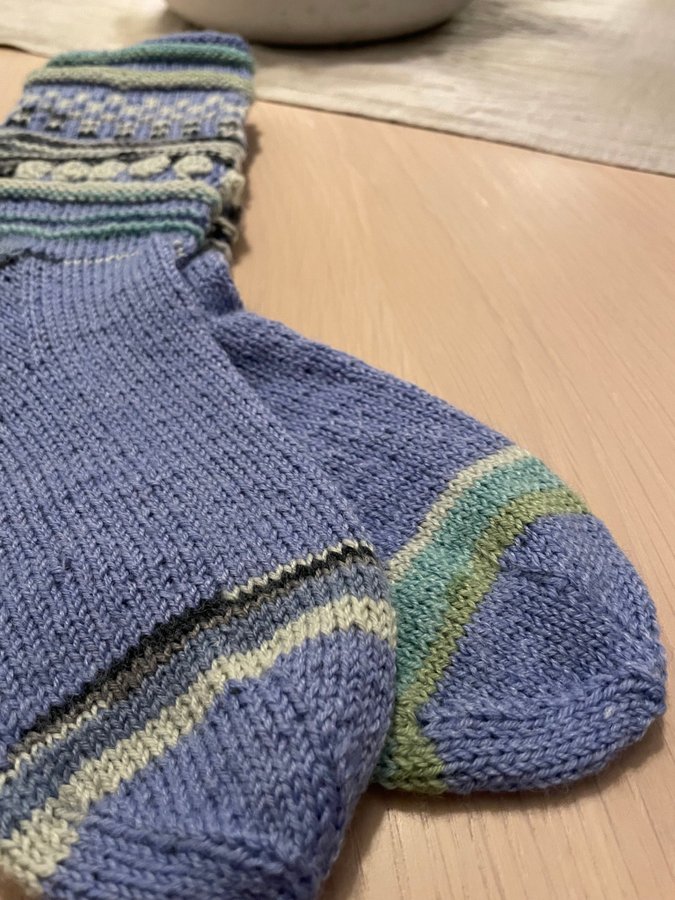 Handstickade ullsockor i vackert mönster - Nya och Oanvänd