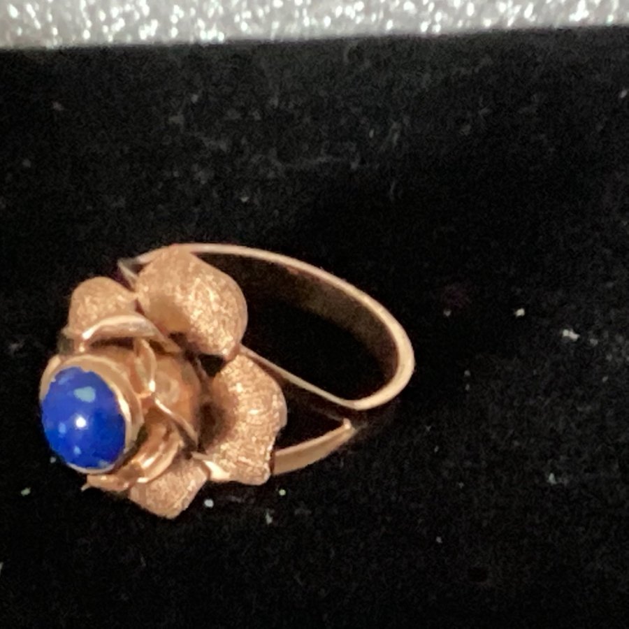 äkta guld 18 k,underbart ring retro 1940,3,2 grams,17 mm diameter,lapiz lazuli