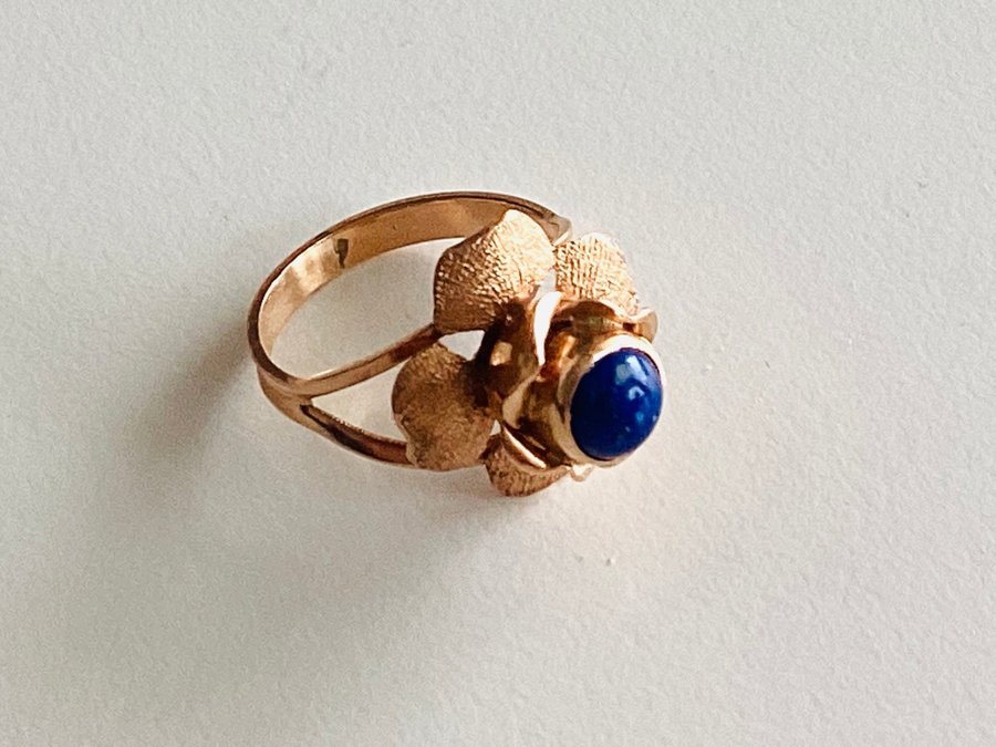 äkta guld 18 k,underbart ring retro 1940,3,2 grams,17 mm diameter,lapiz lazuli