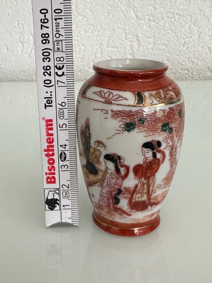 Japanische Vase mit Geisha-Motiv