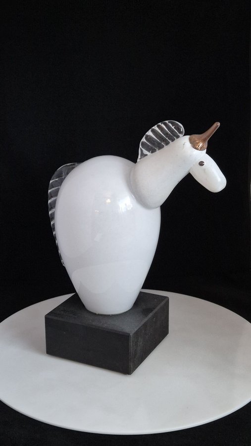 Glasfigurin "Upbeat Unicorn" - Eva-Lena Martinsson - Skruf