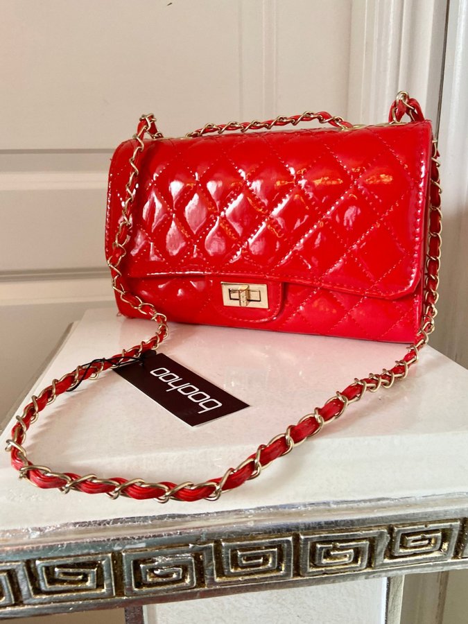 Boohoo Red Patent Quilted Cross Body Bag Lack Guld detaljer