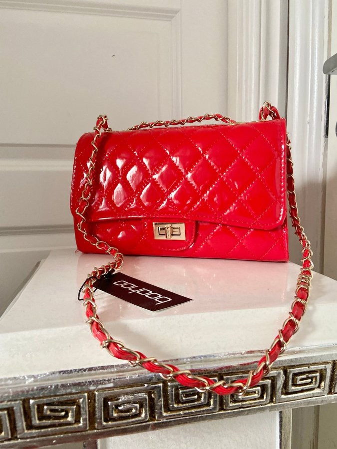 Boohoo Red Patent Quilted Cross Body Bag Lack Guld detaljer