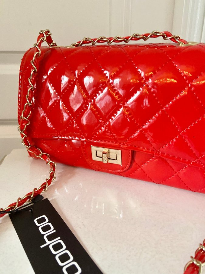 Boohoo Red Patent Quilted Cross Body Bag Lack Guld detaljer