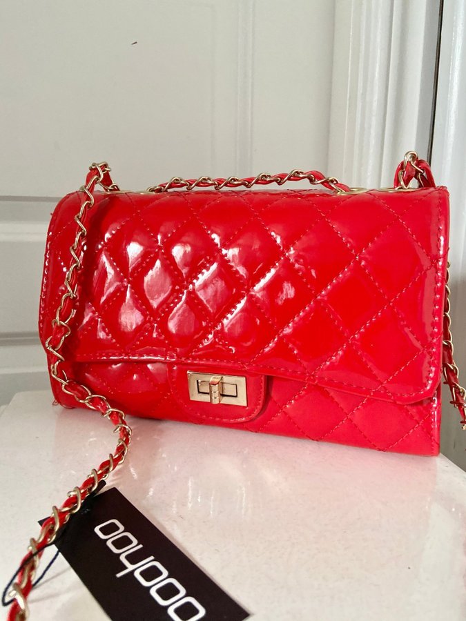 Boohoo Red Patent Quilted Cross Body Bag Lack Guld detaljer