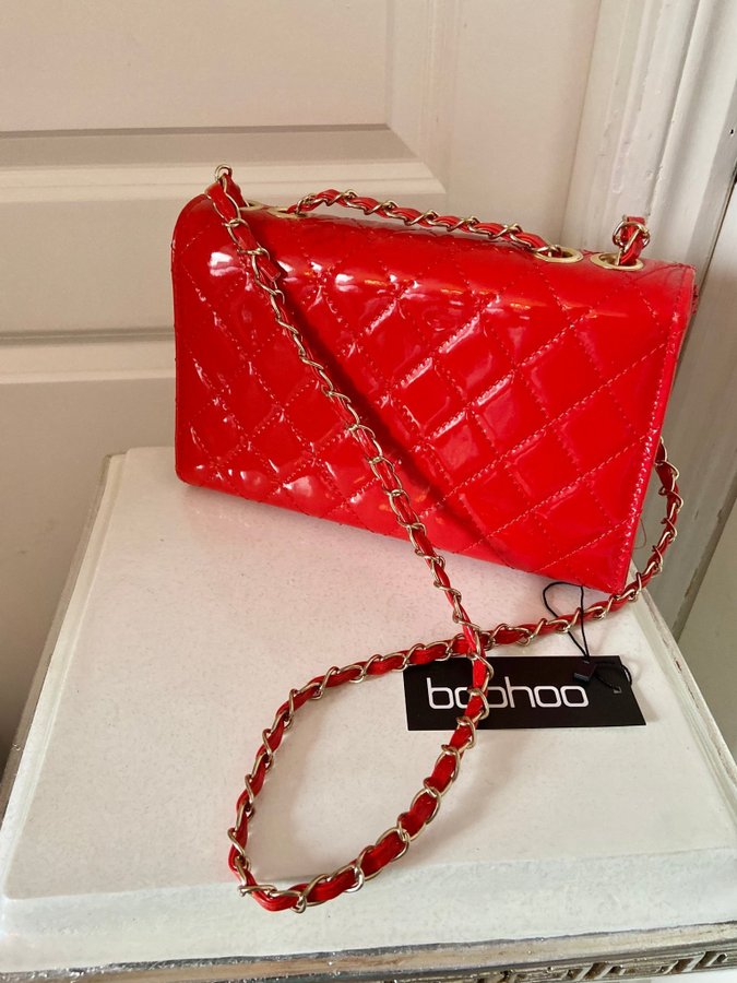 Boohoo Red Patent Quilted Cross Body Bag Lack Guld detaljer