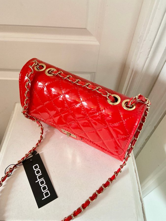 Boohoo Red Patent Quilted Cross Body Bag Lack Guld detaljer