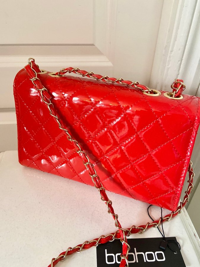 Boohoo Red Patent Quilted Cross Body Bag Lack Guld detaljer