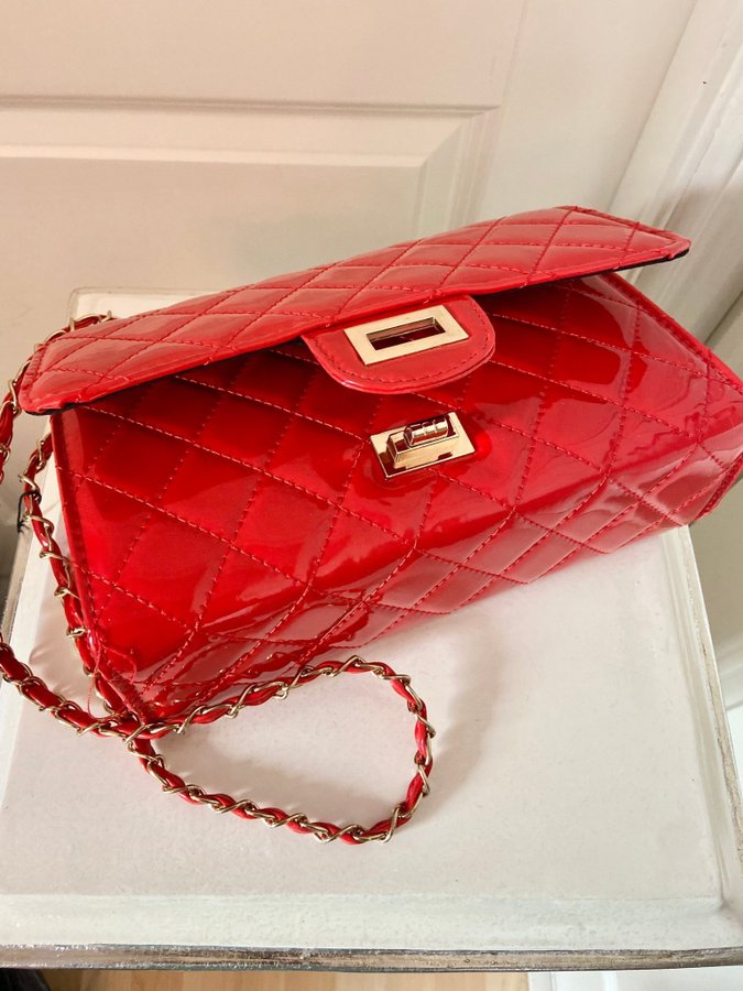 Boohoo Red Patent Quilted Cross Body Bag Lack Guld detaljer