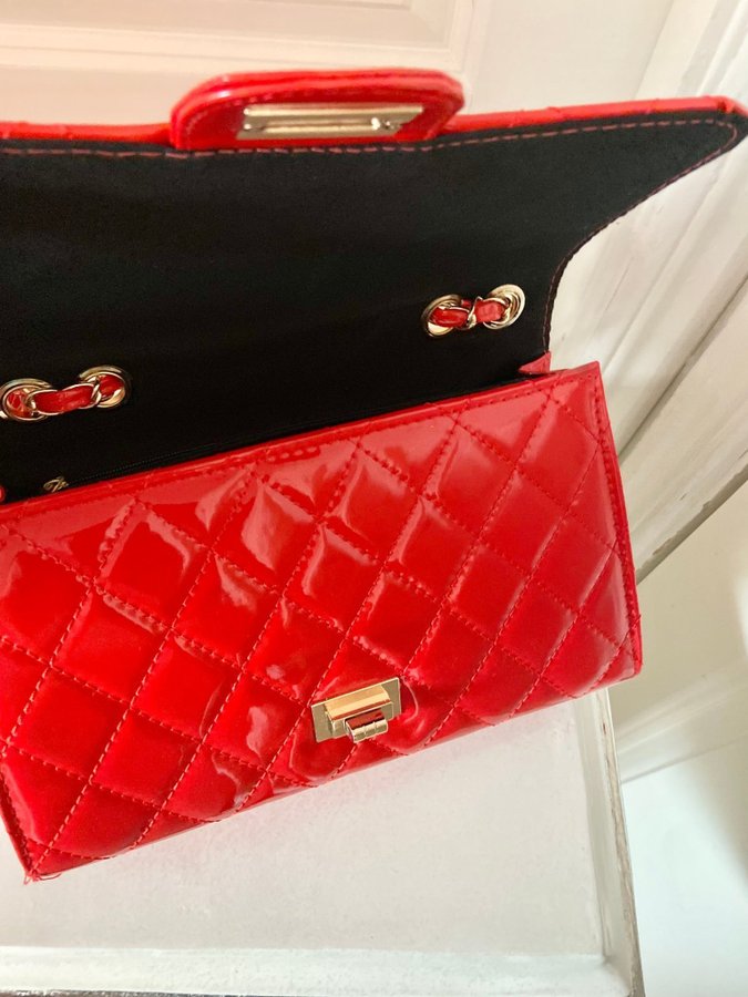 Boohoo Red Patent Quilted Cross Body Bag Lack Guld detaljer